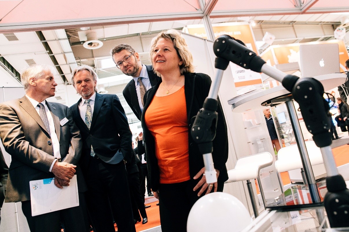 Auch NRW Wissenschaftsministerin Svenja Schulze konnte sich für die vorgestellten Testverfahren zur funktionalen Sicherheit von Motion-Control-Systemen begeistern.